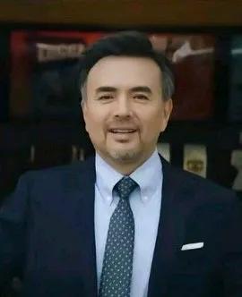 两位儒雅大叔你会更喜欢哪位大叔？图一是地地道道的中国大叔，图二是国外的大叔，两人