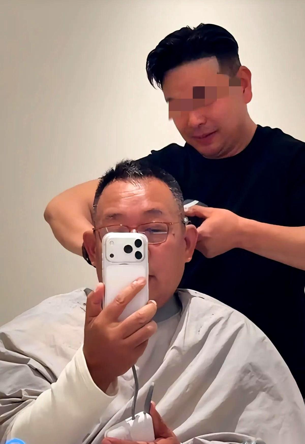 于东来，胖东来的那个老板，被人围着，就跟看个稀罕宝贝似的。
人群里，所有人的目光