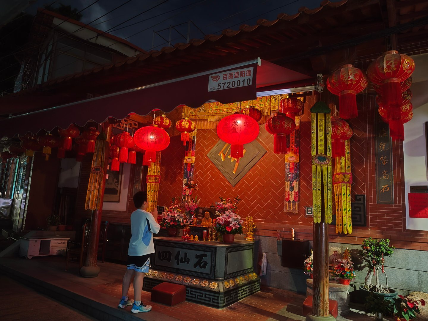 “四仙石”，一石为仙，盖屋为庙。四仙石比顶释寺更为袖珍，但屋檐外延极长，便于为路