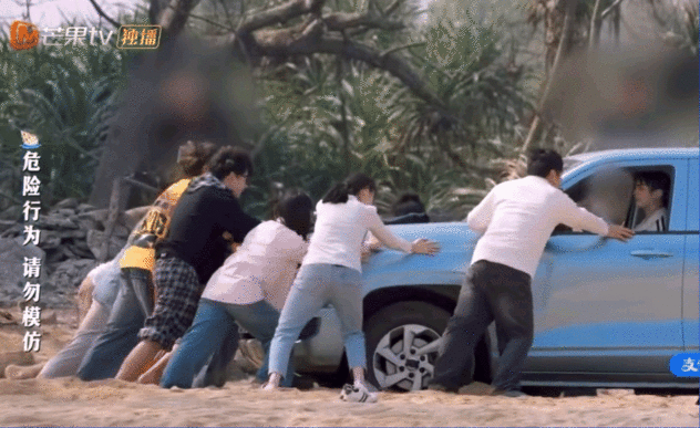 秦岚沈月抬起了2吨的皮卡姐姐妹妹联手，没有搞不定的事，皮卡都能抬起来亲爱的客栈