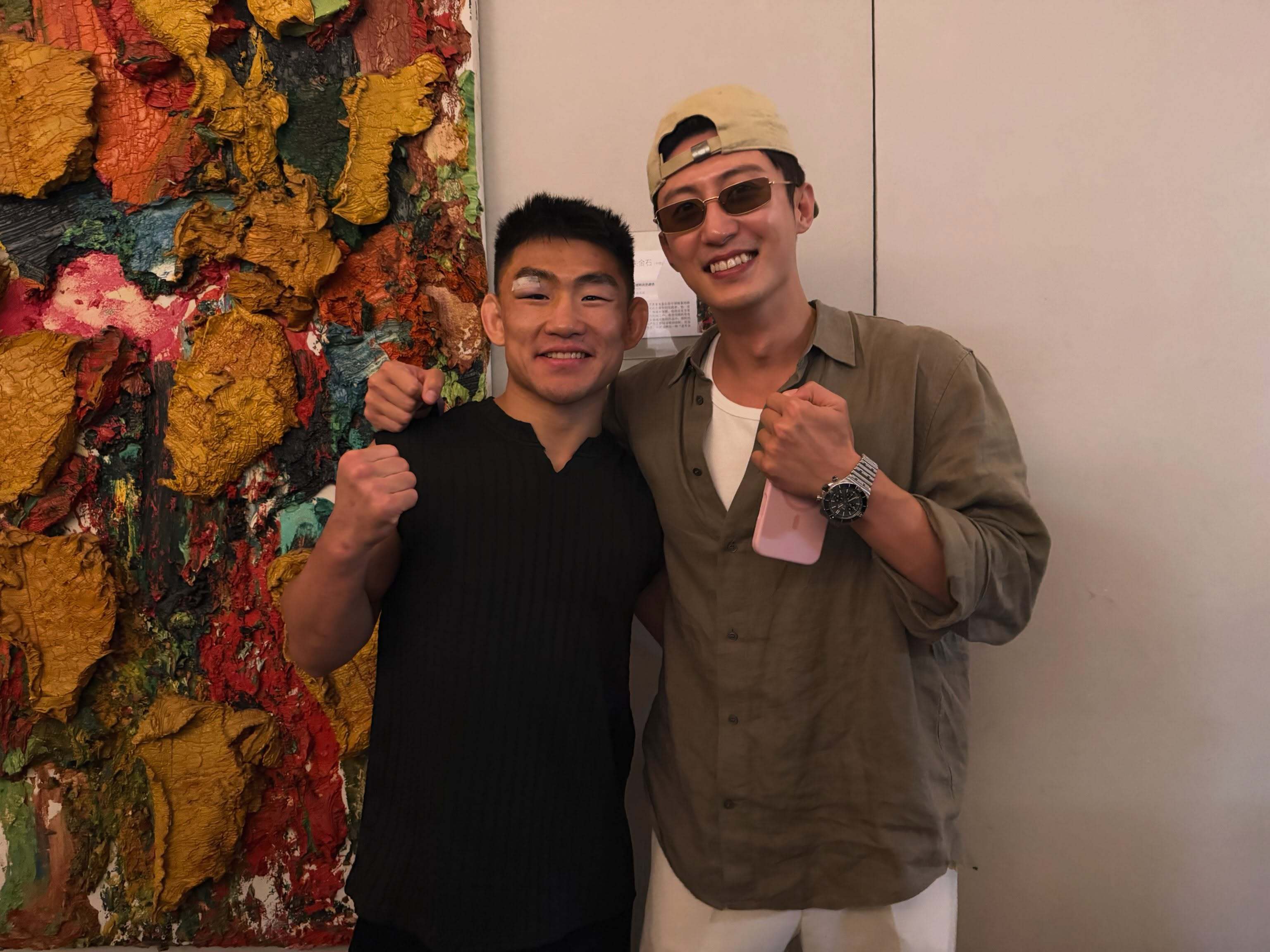 黄景瑜[超话]黄景瑜疯狂拥抱宋亚东UFC上海站偶遇黄景瑜 黄景瑜ins更新和宋亚