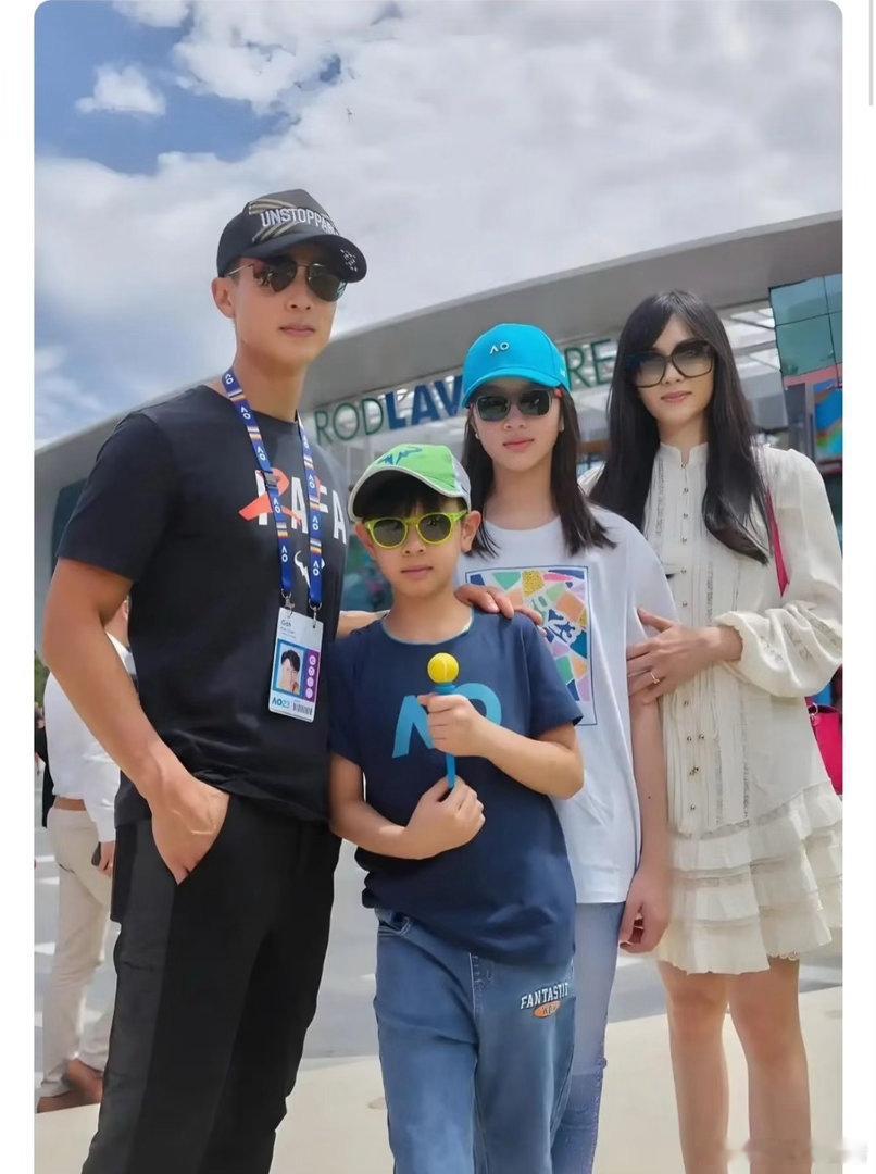 汪东城曝吴尊要当爷爷了吴尊的两个孩子才多大啊 汪东城这么说对孩子不太好吧 这是受