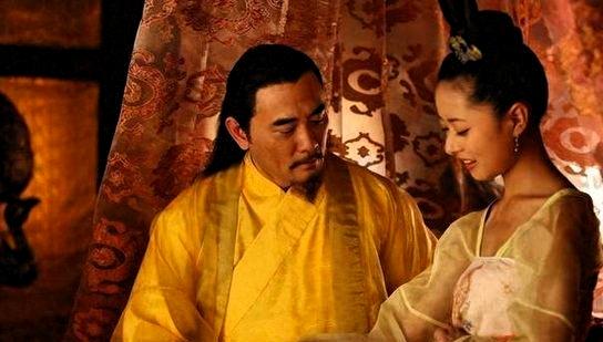一个妃子，来了大姨妈，又舍不得让皇帝白跑一趟。于是对贴身宫女说：你把我的衣服换上