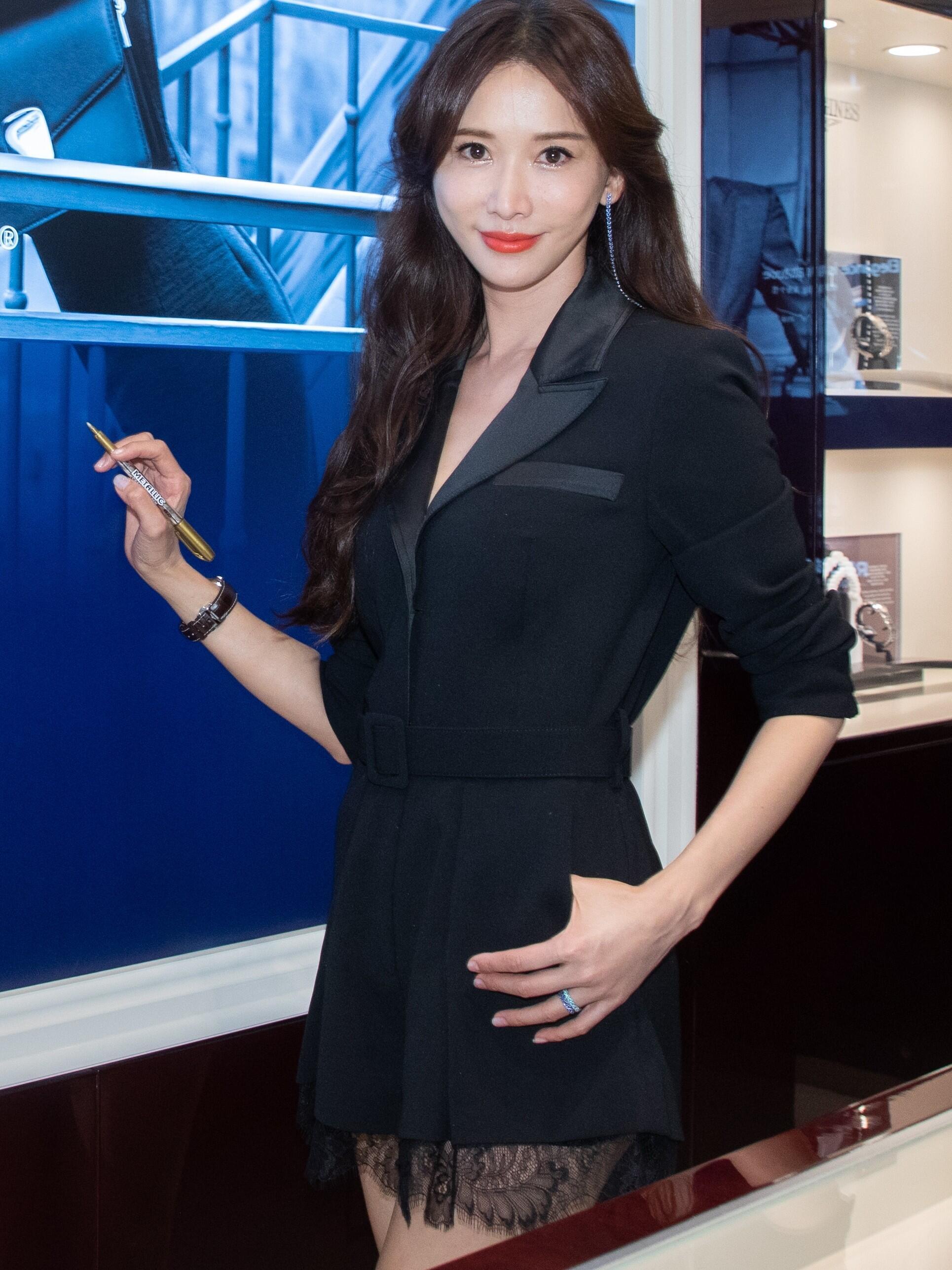 林志玲西装连体短裤出席活动，美腿修长迷人 