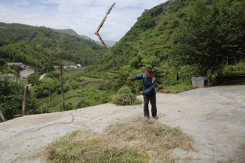 上次去超市购物，结账的时候前面一大叔买了一堆东西。收银员扫码到一瓶红酒时，顺口说