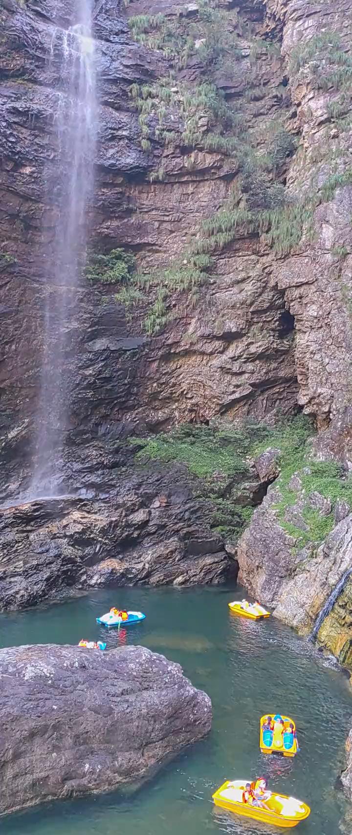 妈妈也赢钱，你走回去得不得在这边来，不要拍他。