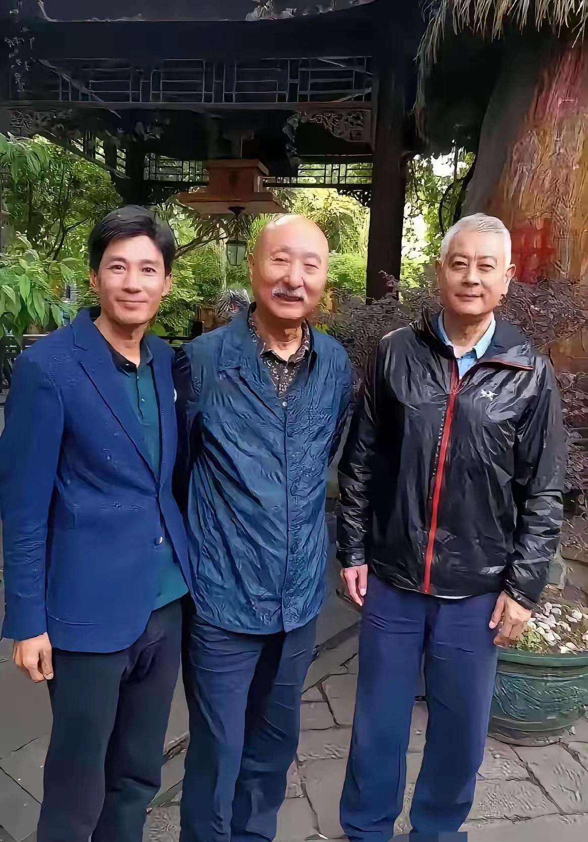 这些大牌明星们，上了年纪，跟乡下老爷子看着也没啥两样。
是不是？