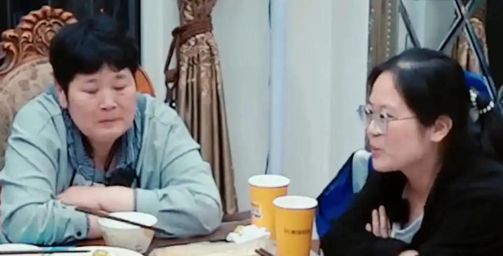 房主任两个女儿，一个秃头应激，一个沉默抑语。
 
房主任苦情人设被吧台前的她永远