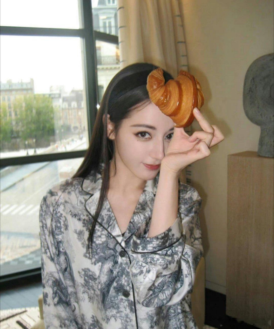 迪丽热巴营业 虽然但是 感觉她现在也被白幼瘦审美pua了嘛？！ ​​​