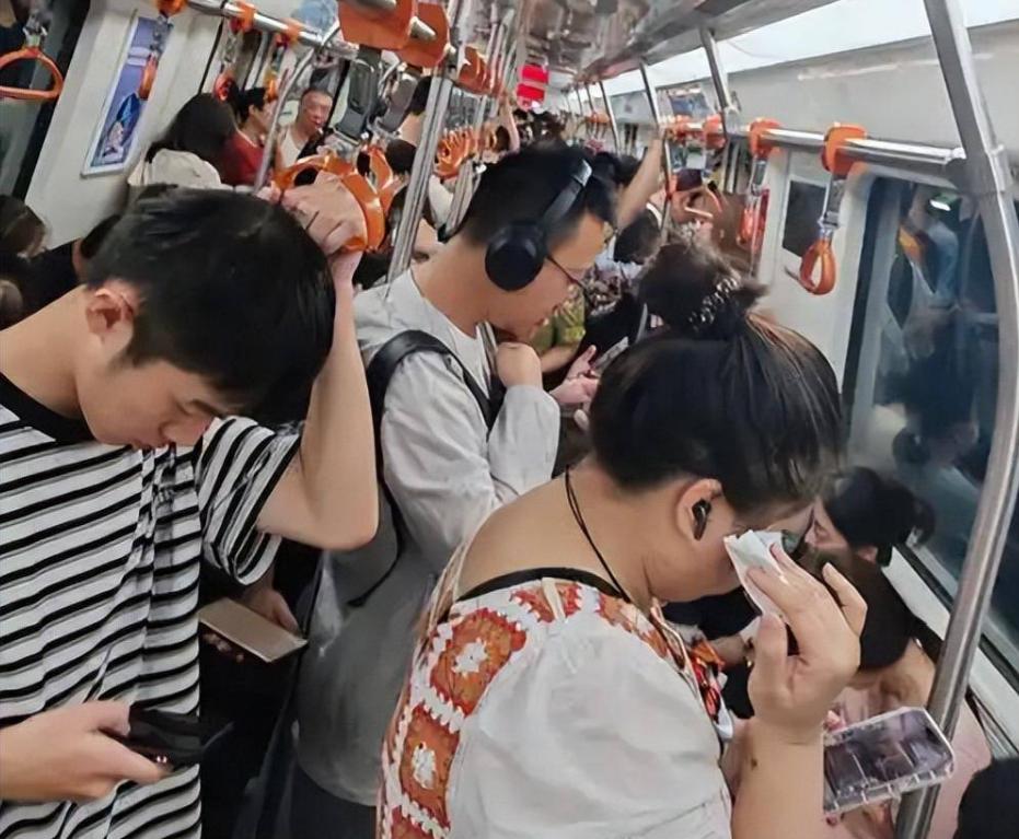 你是不是也这样？每天从睁眼忙到熄灯，可年底一算，存款纹丝不动，本事也没见长。
 
