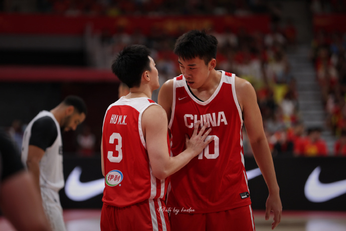 结束今晚比赛后，中国男篮将连夜前往机场返程国内。卡塔尔时间凌晨出发，北京时间28