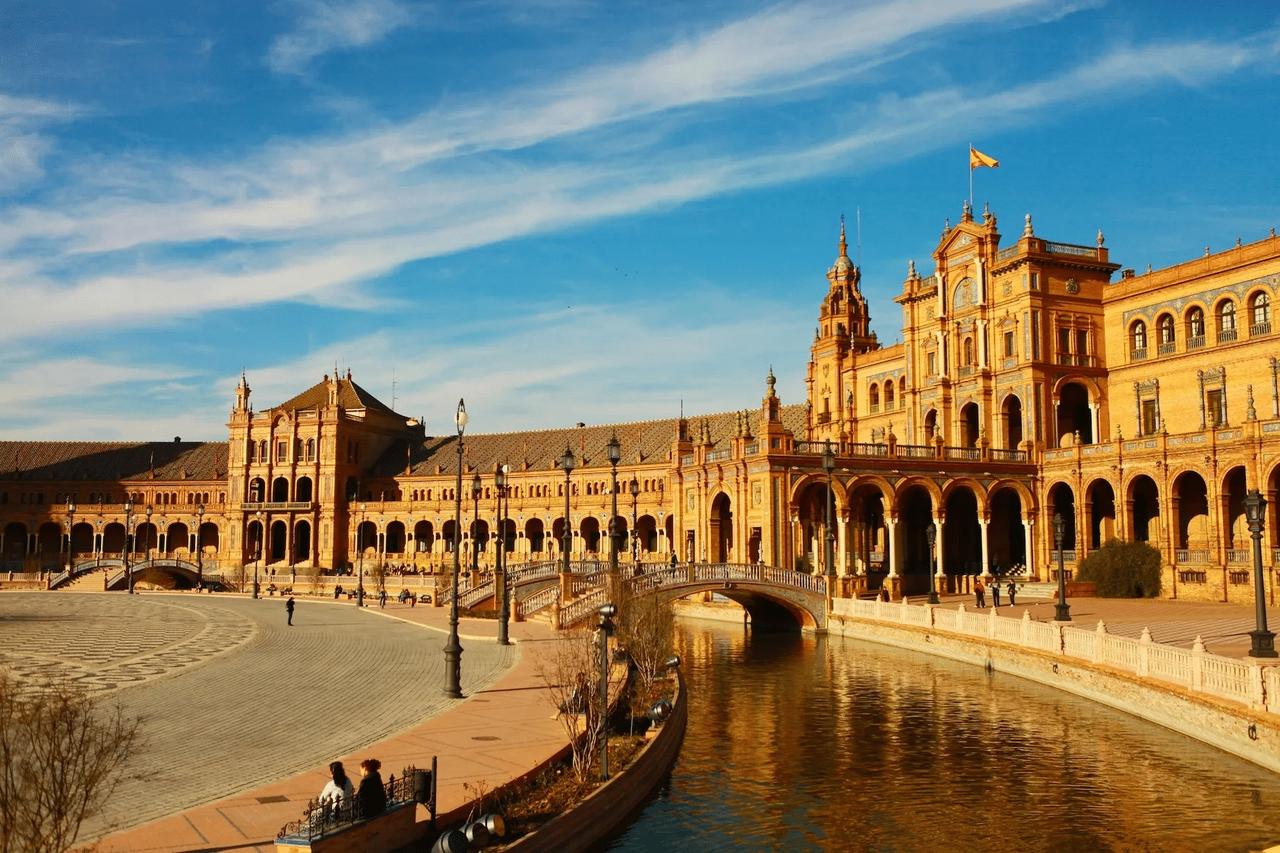 西班牙凭硬核立场引爆全球舆论场。欧洲国家的常规外交选择出现罕见突破。西班牙成为公