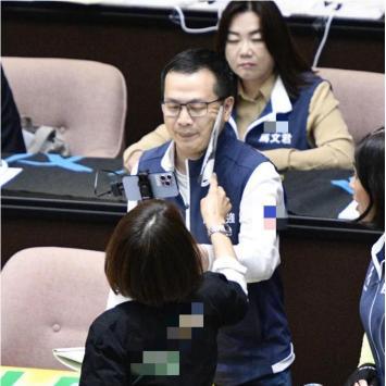 国民党优秀品质深入党魂。
（图为邱姐猛扇罗智强嘴巴）