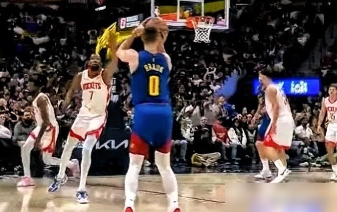 杜兰特单场8出手，正负值-18，创赛季新低。
昨天对阵猛龙，他16投12中，三