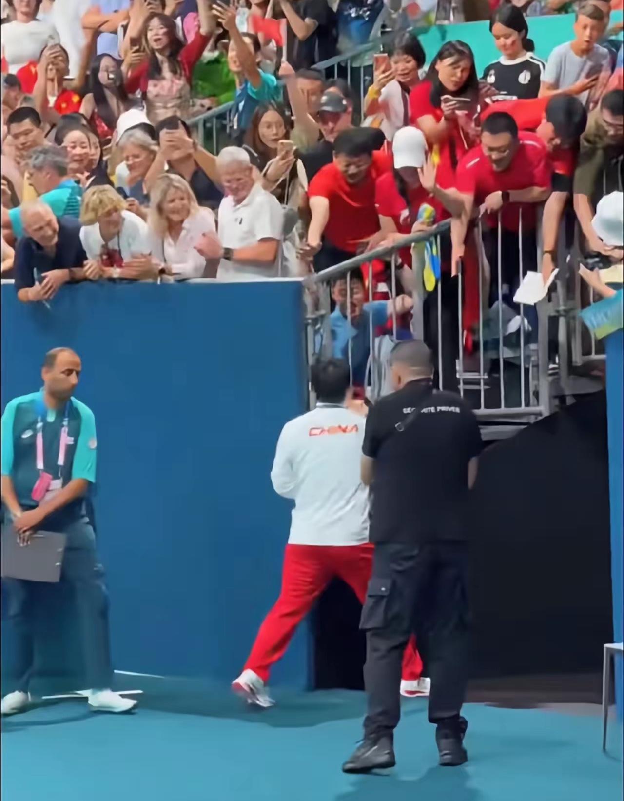 5张照片告诉你，最希望樊振东回来参加世乒赛的5个人，每一个都很真诚...

第一