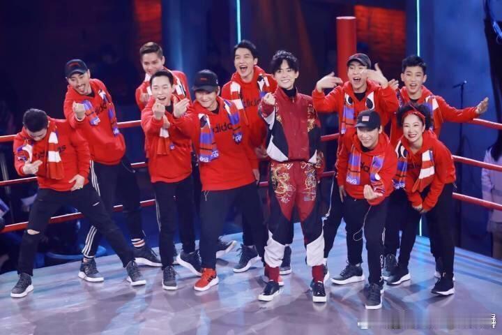 张天赐在采访里透露和易烊千玺会经常聚会，真好啊！易燃装置的友情稳稳的很安心🫶易