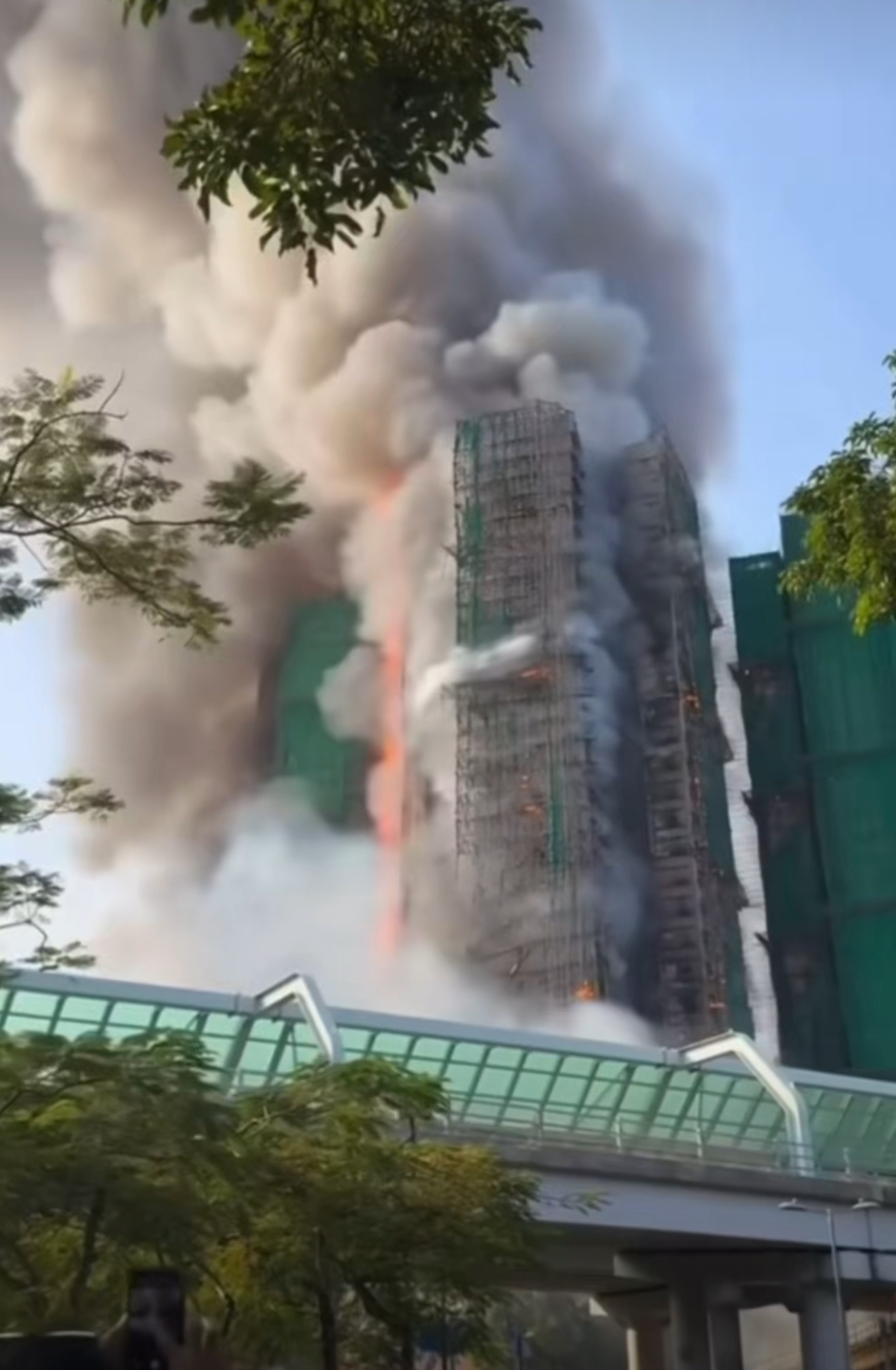 香港火灾升至五级香港大埔宏福苑突发五级火警 致4死3危11月26日下午2时51分