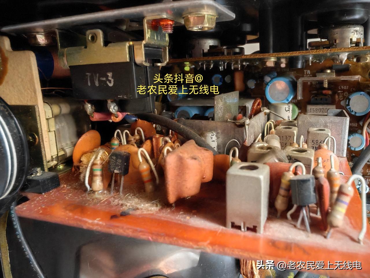 今天分享一台七十年代的分立元件和集成块组合起来的收音机内部照片，这是一台收音机和