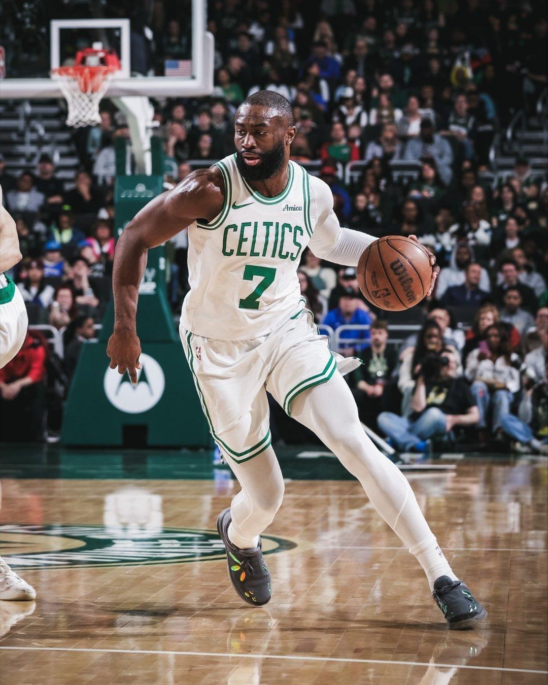 据NBA记者Grant Afseth报道，快船可能成为有关凯尔特人交易阿德托昆博