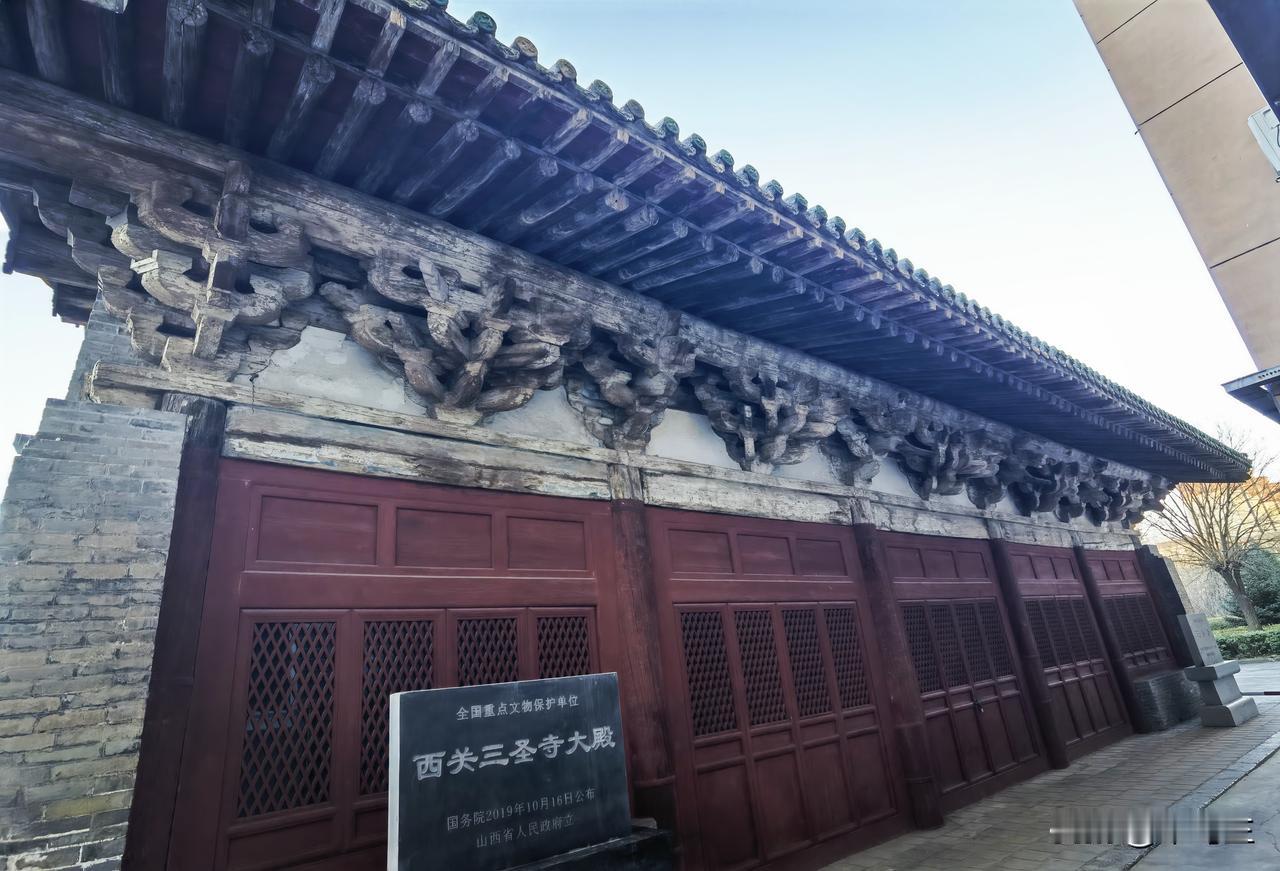 政府大院里的国保

三圣寺大殿位于盂县县委大院内，在门卫处登记后，就可以入内参观