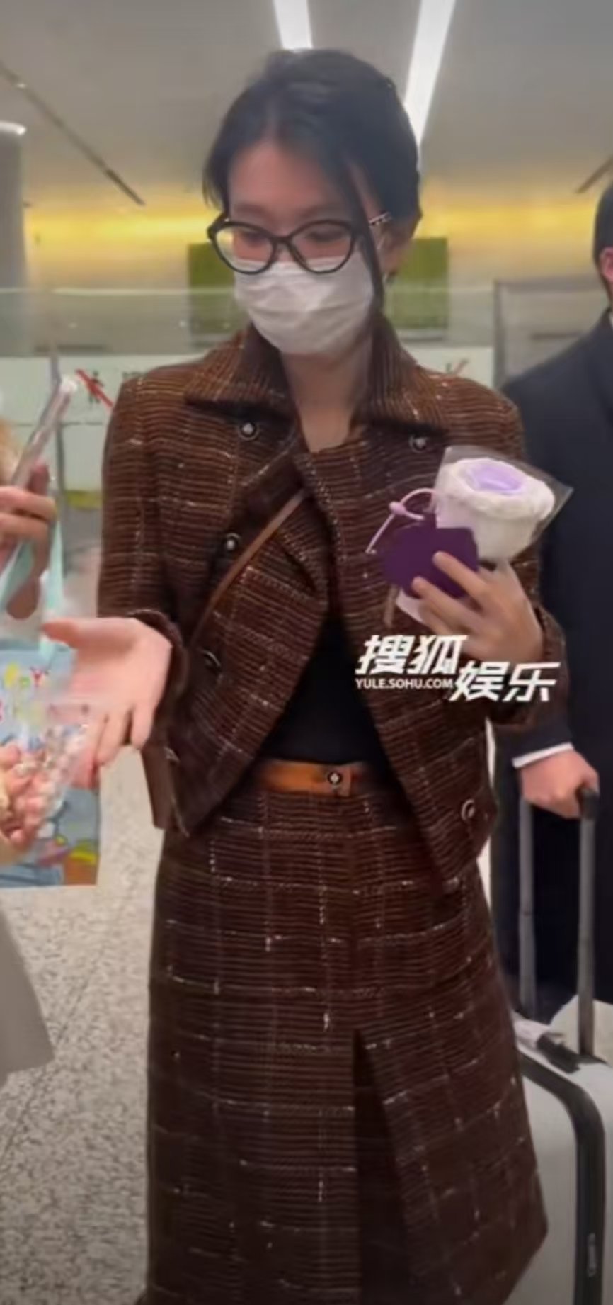 乔欣结婚风波后首现身  乔欣无名指没戴戒指 乔欣结婚风波后首现身，有八卦媒体拍到