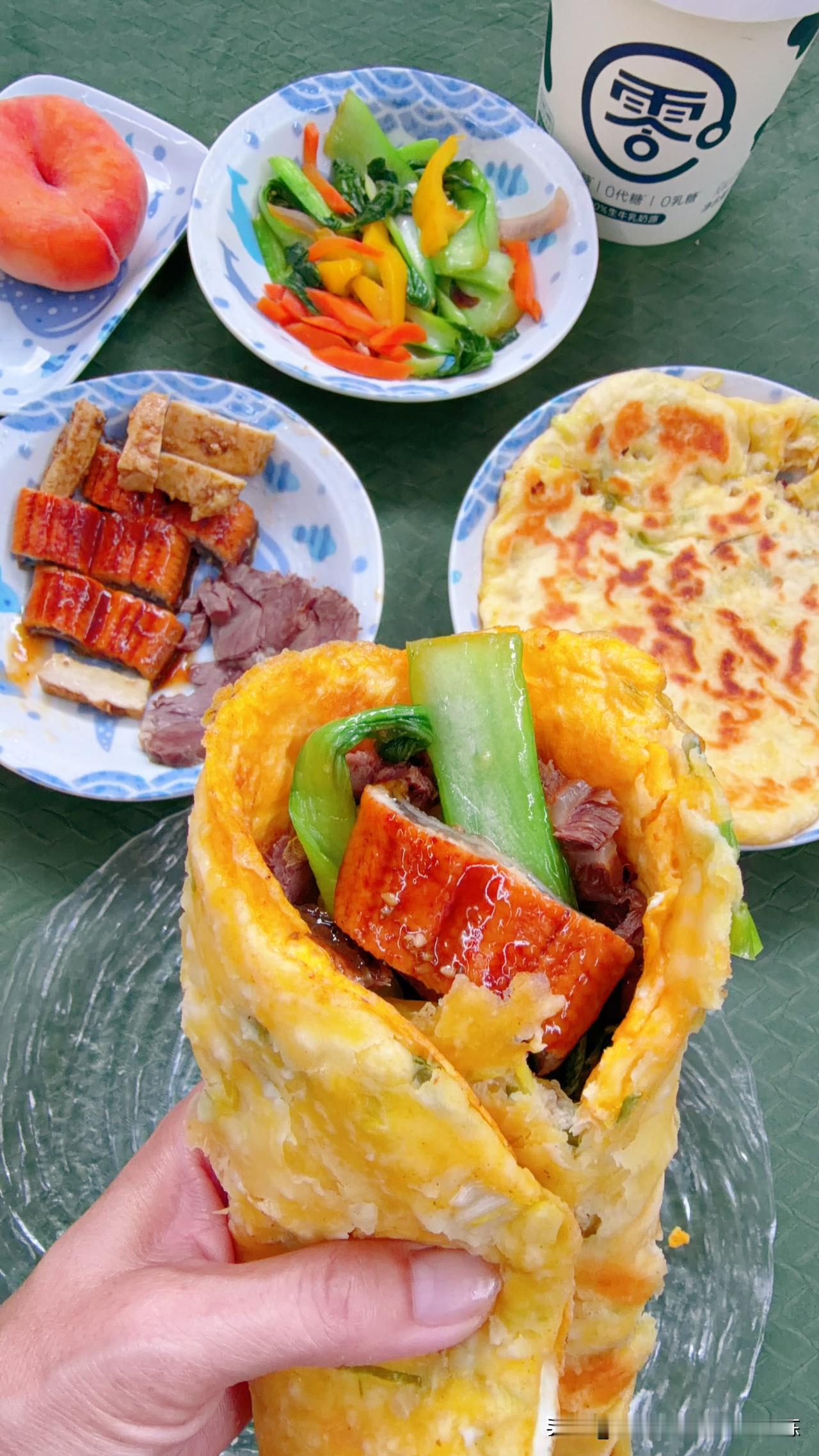 烙饼摊鸡蛋。万能饼的制作方法，葱花饼，葱油饼，肉馅饼，发面的不发面的都可以。三伏