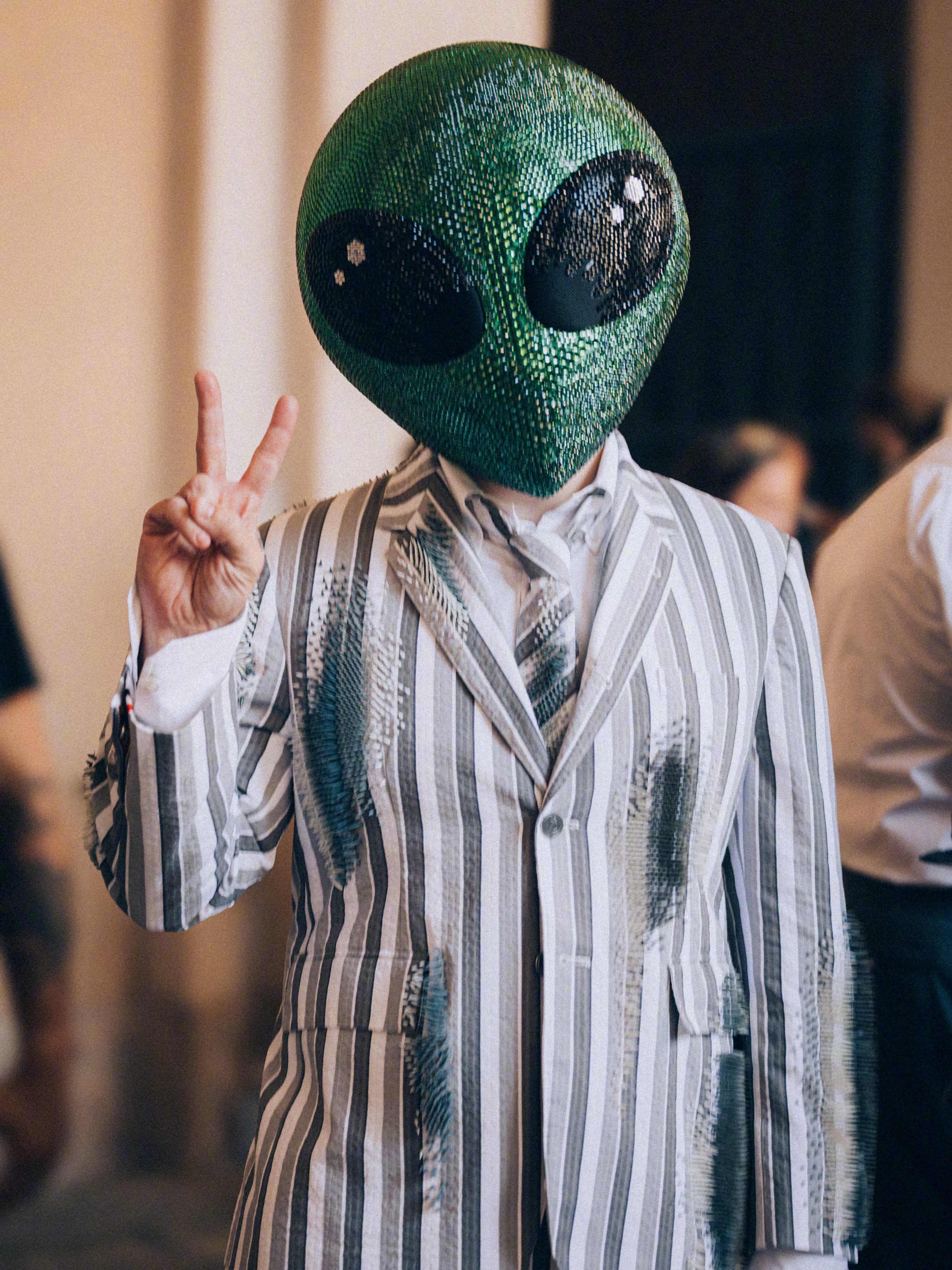 Thom Browne2027春夏系列发布秀上的看秀嘉宾与与工作人员。有中国歌手