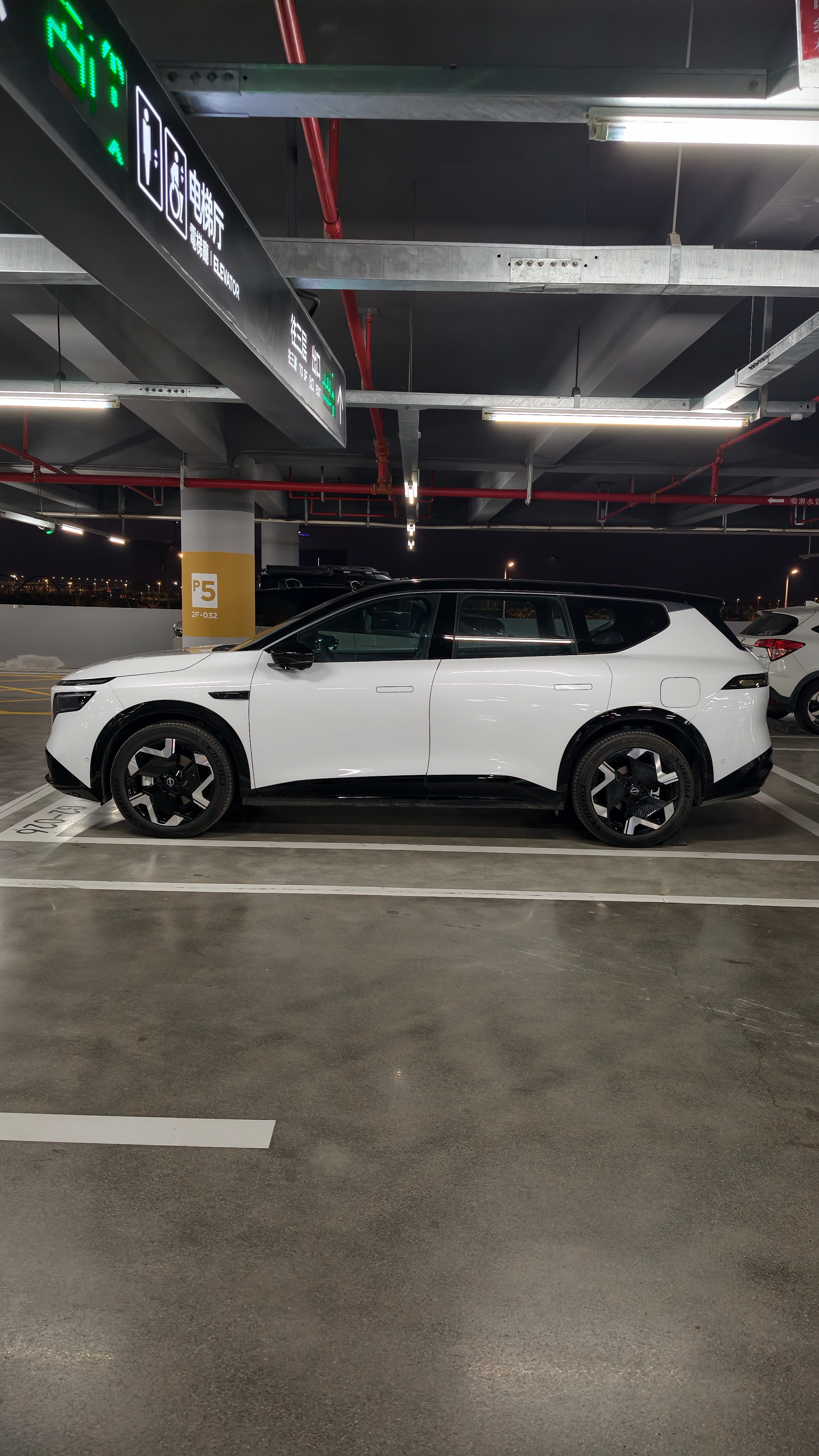 感受一下自然环境下白色的东风日产nx8 ，整车份量感很足，很时尚，在N67大获成