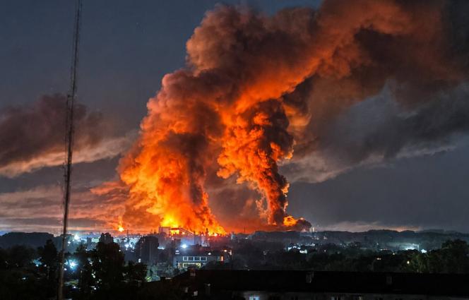 炸了、炸了、真的又炸了！8月4日夜间，俄军对基辅实施大规模火力打击，造成8座大型