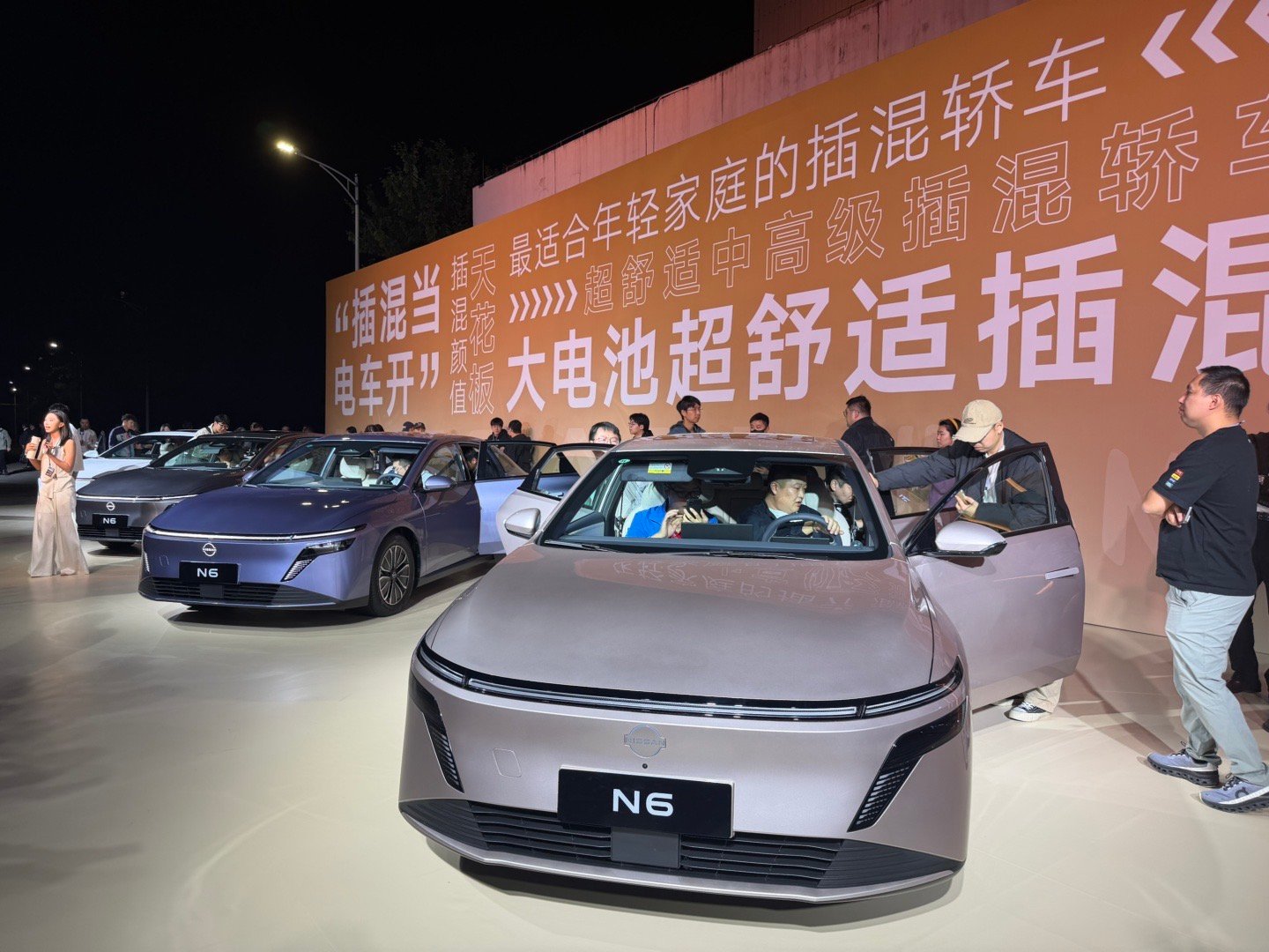 到东风日产N6预售发布会活动现场了，居然还有一只喵星人