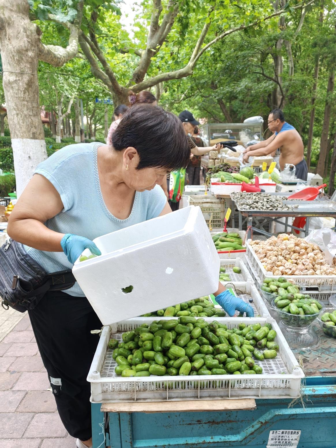 在集市上看到一水果摊位上，看到在卖的一种青皮果子。
仔细一看，这果子和大枣差不多