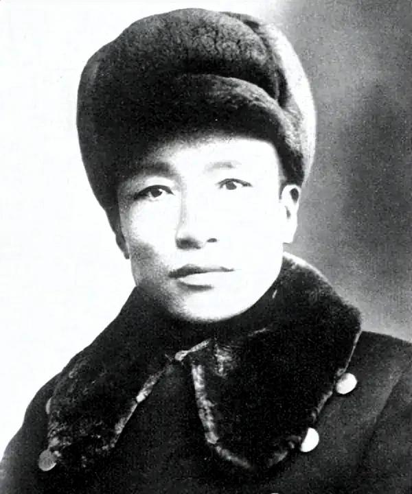 九一八事变前夕，黄显声多次劝谏张学良整军防备日军入侵，事变爆发后，他违抗不抵抗命