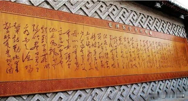 白居易是唐代著名诗人，紧随李白、杜甫之后，三足鼎立，互相辉映。他的诗，以通俗易懂