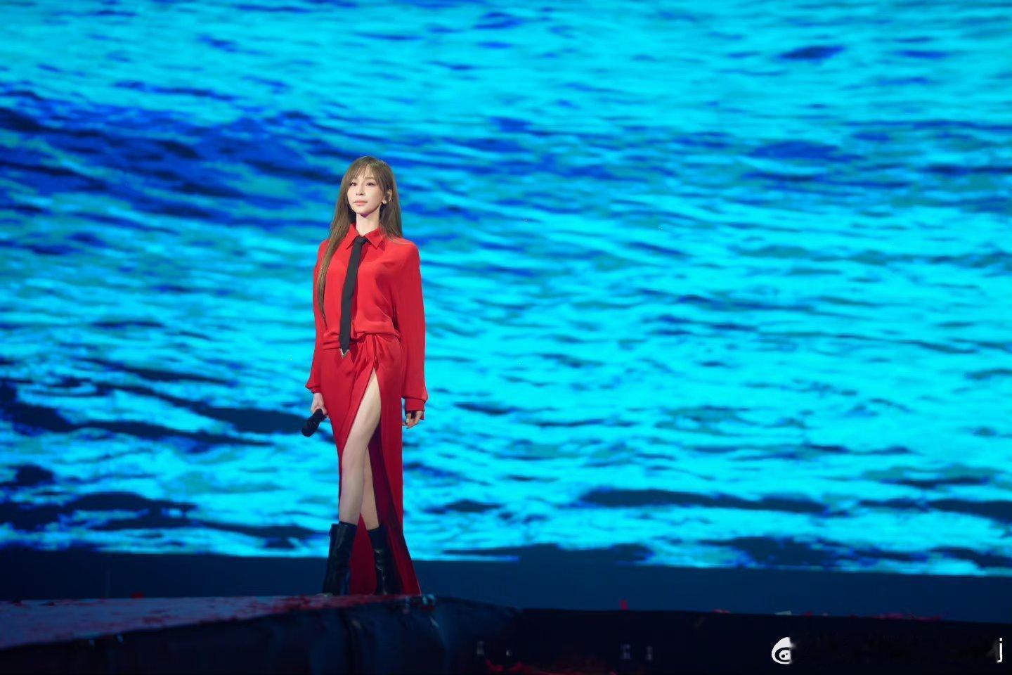 王心凌好红 看到王心凌穿红裙唱歌的样子，突然就理解了什么叫做闪闪发光。她的状态越