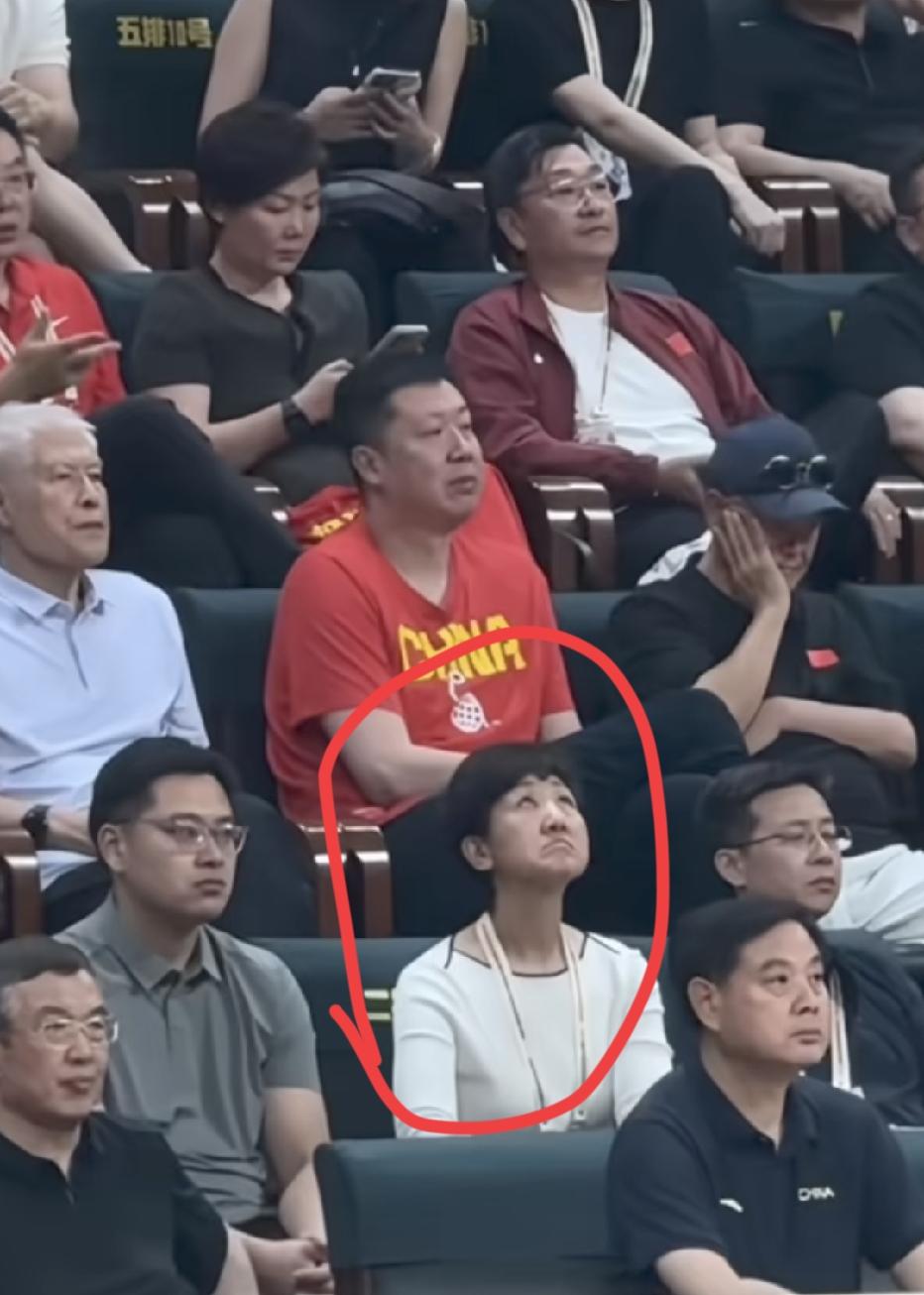 中国男篮大比分落后日本的时候，中国篮协秘书长的表情很难看，只能抬头仰望体育馆屋顶