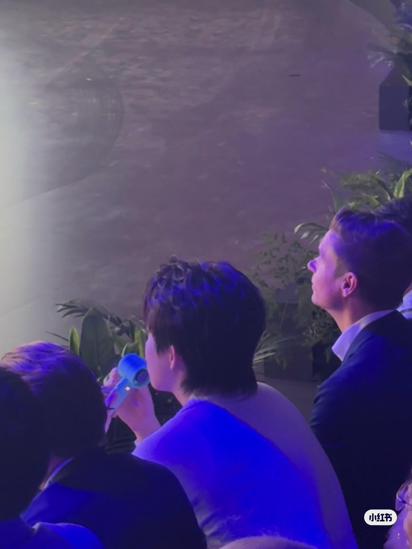 好萌呢玩这个小风扇 