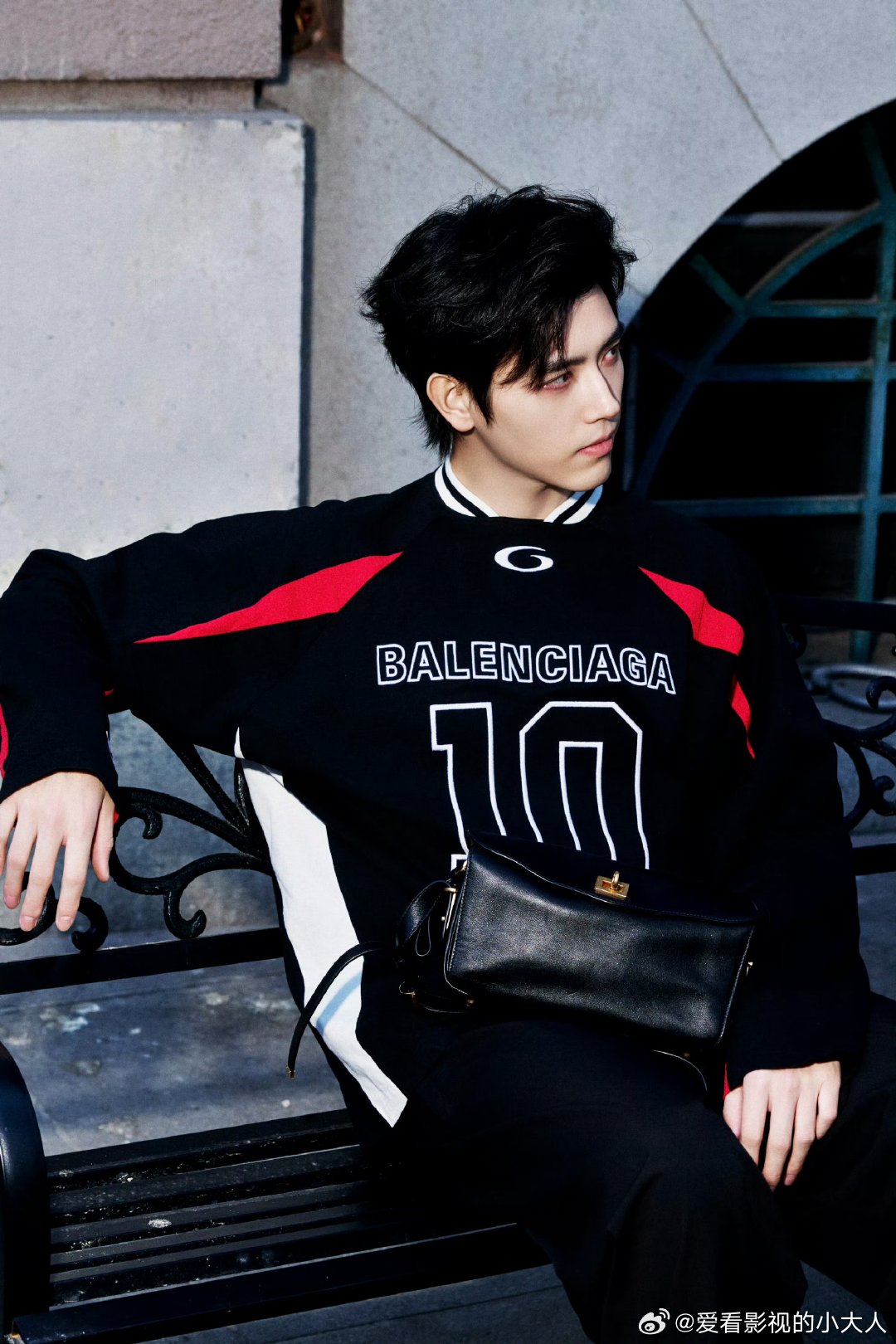 陈飞宇巴黎时装周出发照陈飞宇帅气美高出发图  陈飞宇巴黎时装周出发照来了，帅气美