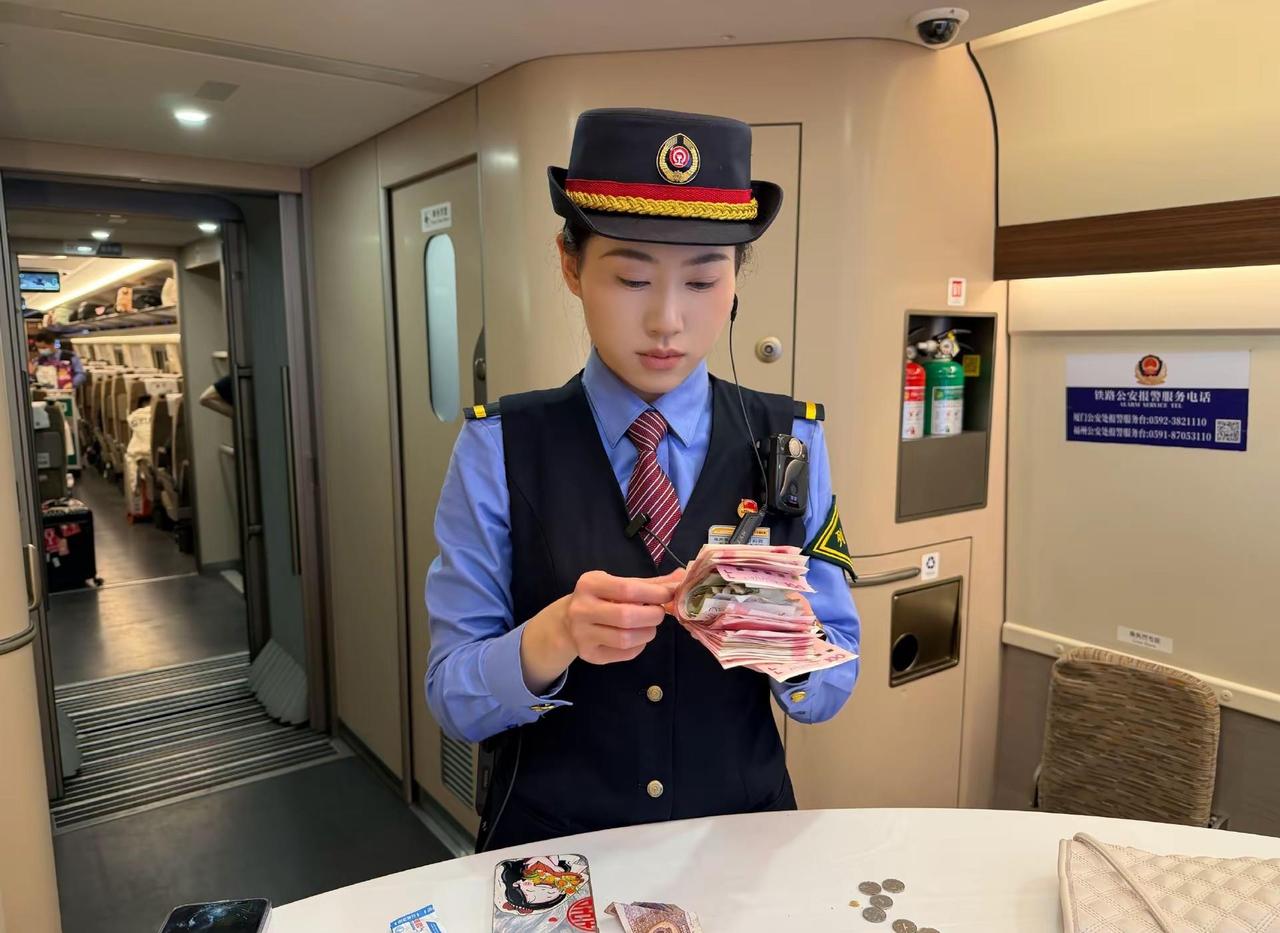 由厦贵车队担当的G5316次列车，列车长帮助旅客找到遗失的背包，内有现金、笔记本