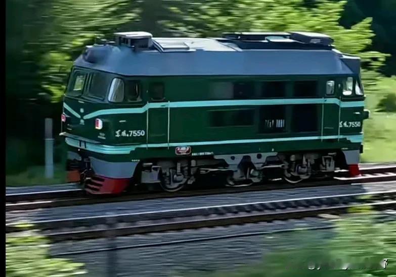 AI笔下基于DF4B内燃机车生成的小机车。从画面来看，机车缩短之后看着更可爱了，