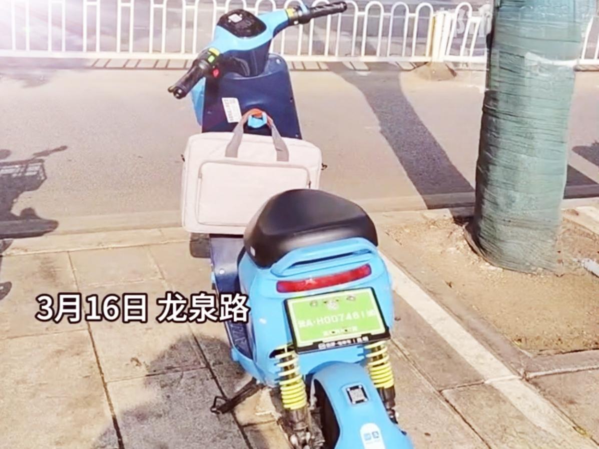 🔥太暖！昆明市民电脑落共享单车，运维员原地苦等物归原主。昆明一市民粗心将笔记本