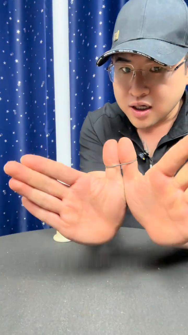 这招骗了我30年，他到底是怎么穿进去的？今天终于破解了。
大家好，我的两个大拇指