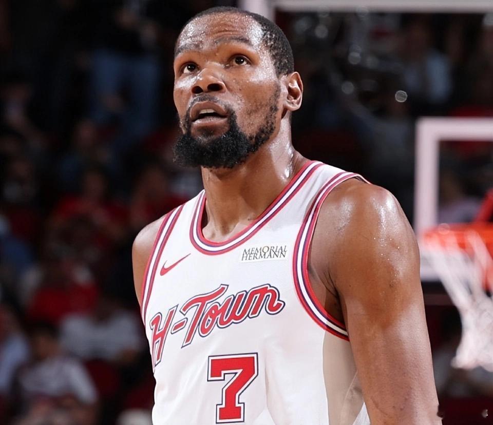 杜兰特在走左路进攻面对防守夹击时，右手传球失误率很高。这件事从太阳时期开始就是这