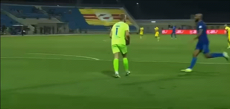 【足坛历史离奇点球前三】[笑哭][笑哭]不仅队友想剁他手，自己也恨不得亲自下手。