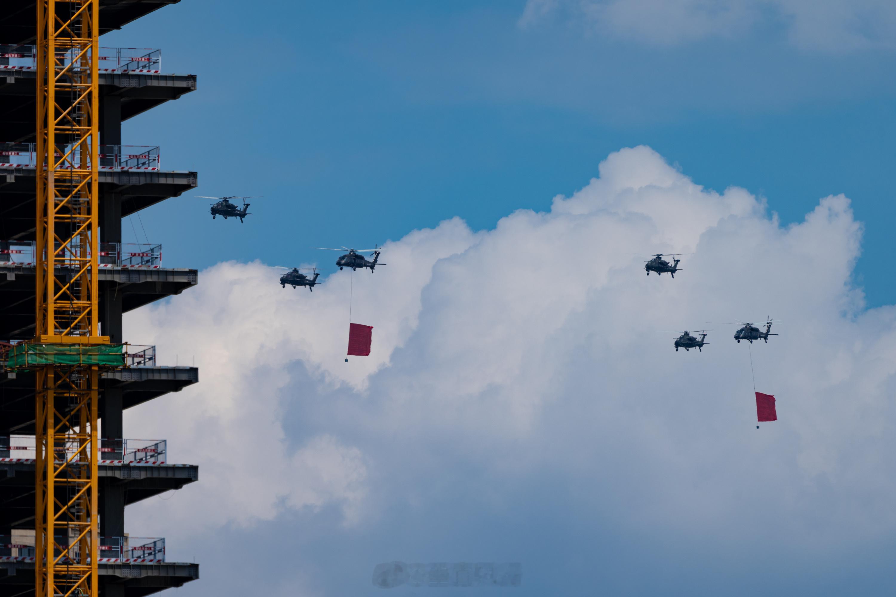 蓝天白云下的城市，与挂旗的直升机相得益彰，今年的队伍以老带新，直10和直19，是