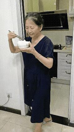儿子一家三口吃完晚饭出去散步了，老妈开始收拾晚餐的剩饭剩菜……看得出，这是一位勤