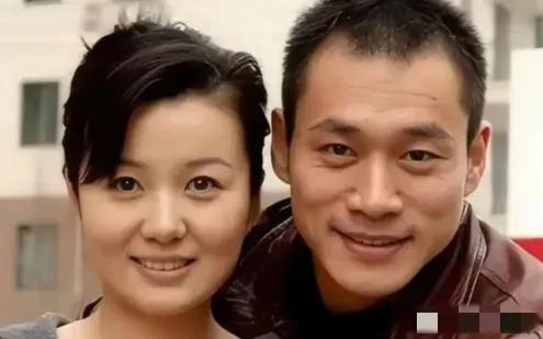 1998年，饰演“武松”的丁海峰爱上了“潘金莲”王思懿，丁海峰的妻子得知后竟然不