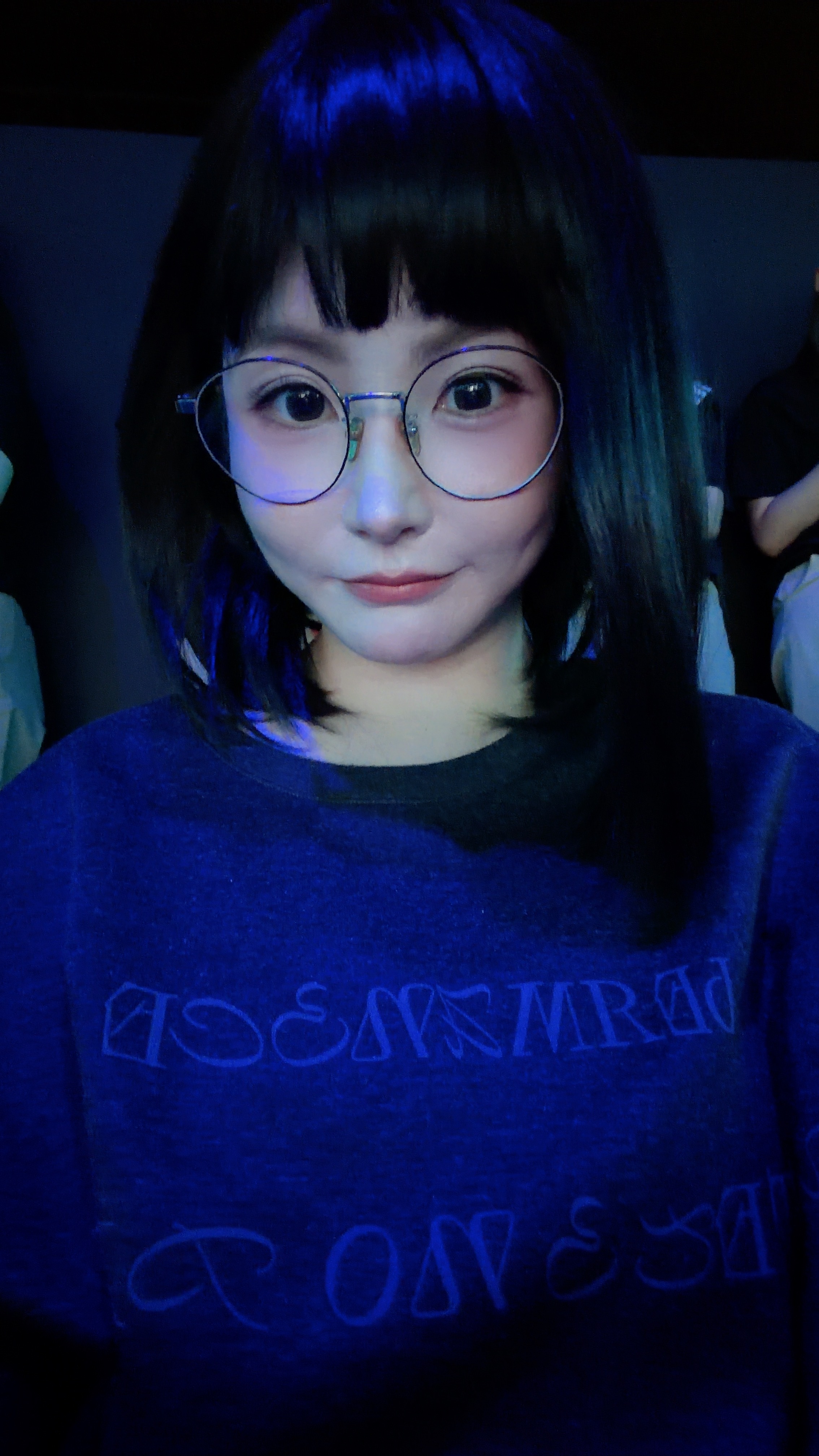 发布会上悄悄自拍一张