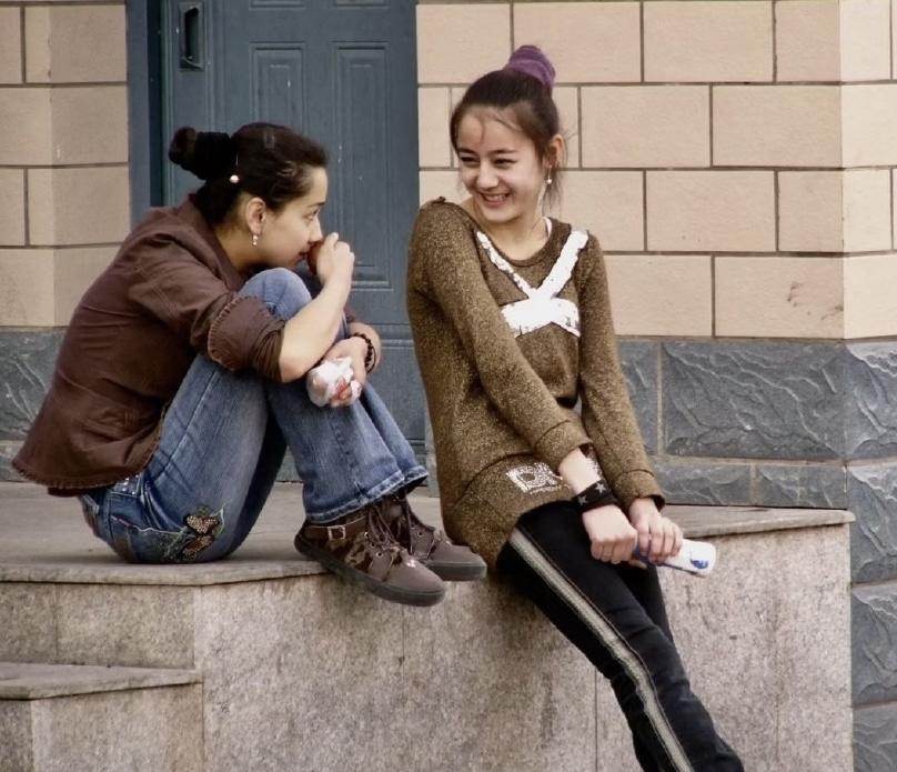 2007年，15岁的迪丽热巴与同学坐在布尔津汽车站旁聊天，正好被一位摄影师偶遇抓