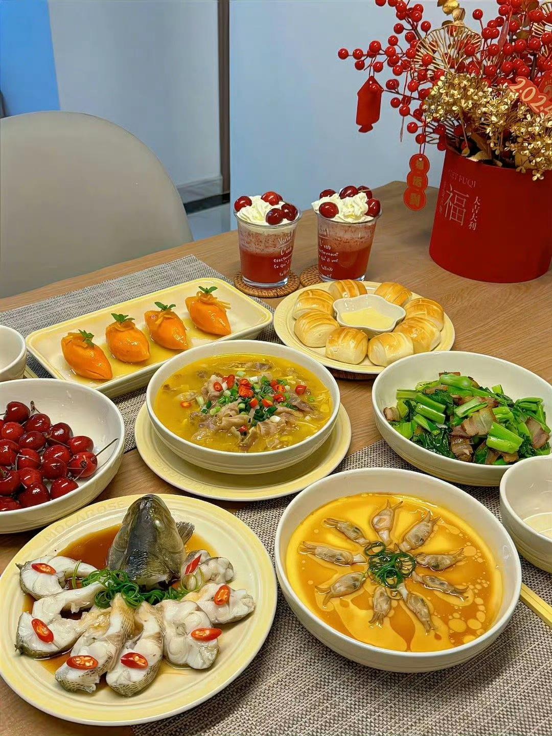一桌饭。一桌饭足以解决所有问题。