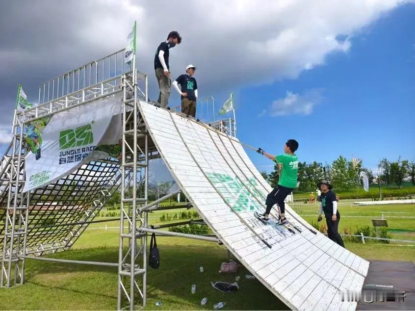 8月2日至3日，威海东浦湾房车营地化身天然课堂，近千名4-14岁少年在2025D
